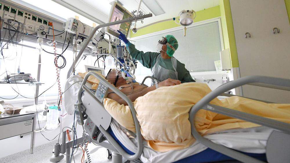 Mehr als 300 Corona-Patienten liegen in Österreich derzeit auf der Intensivstation
