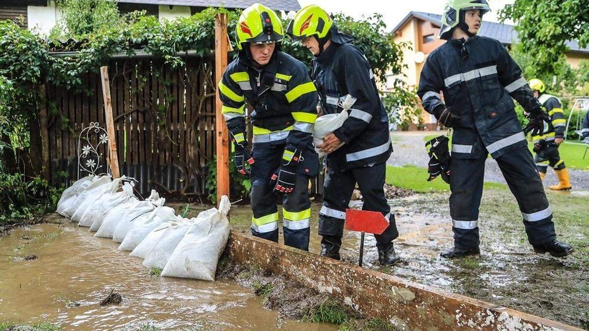 Feuerwehrleute im Unwettereinsatz