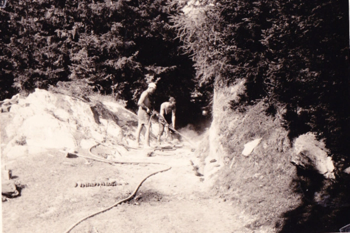 Erst in den 1950er-Jahren wurde - unter großem Arbeitseinsatz - eine Zufahrtsstraße zum Sattelhaus errichtet.
