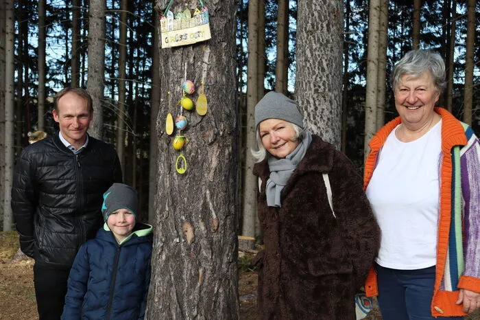 Auch Bürgermeister Oliver Felber radelte am Montagnachmittag mit dem Fahrrad durch den Galgenwald und machte sich ein Bild vom Osterweg. Hermine Schneeberger brachte eine Osterdeko vorbei.