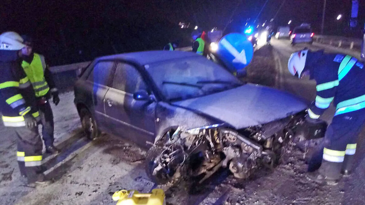 Die Feuerwehr Sulz barg das stark beschädigte Fahrzeug