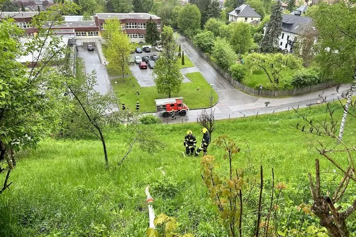 Während der Großteil der Kinder durch die Lehrkräfte zu den vorgesehenen Sammelplätzen gebracht wurden, wurden einige durch die Atemschutztrupps aus dem Gebäude evakuiert.
