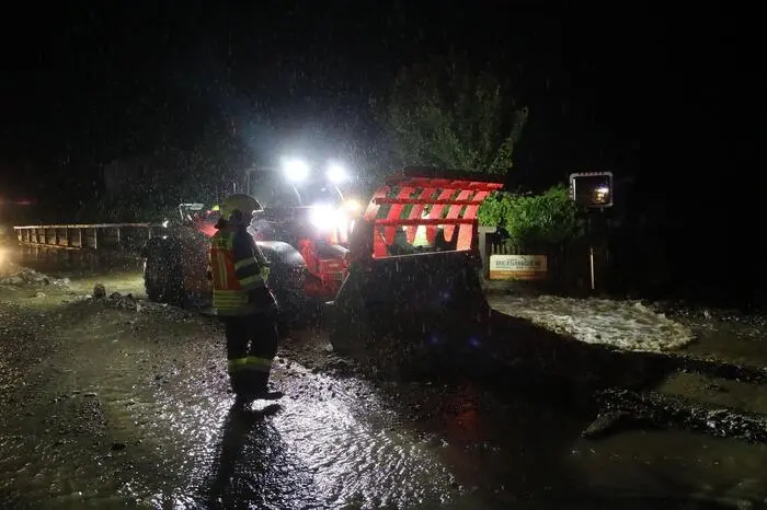 Noch während des Gewitters rückten bereits Feuerwehren aus Spielberg, Apfelberg, Knittelfeld St. Margarethen, Sachendorf, Fohnsdorf, Großlobming, Kobenz, Flatschach und Kleinlobming zu Unwettereinsätzen aus.