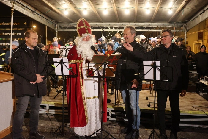 Nikolaus Franz Wieser assistiert von Bürgermeister Klaus Strein, Moderator Andreas Kügerl und Musikschulleiter Günther Pendl.