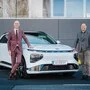 Wirtschaftslandesrat Willibald Ehrenhöfer, Magna-Manager Kurt Bachmaier mit dem Xpeng aus Graz: Auf der Jagd nach neuen Aufträgen