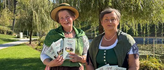 v.l.: RoseMarie Popp und Franziska Kren-Leitgeb mit ihrem Buch „Märchen hoch 7“