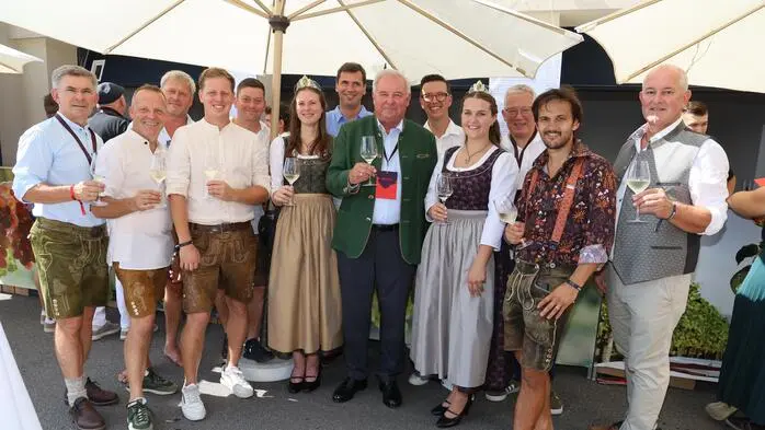 Die neun Eruptionswinzer feierten ihr traditionelles Eruptionsfest dieses Jahr auf dem Weinhof Ulrich in Plesch (St. Anna am Aigen)