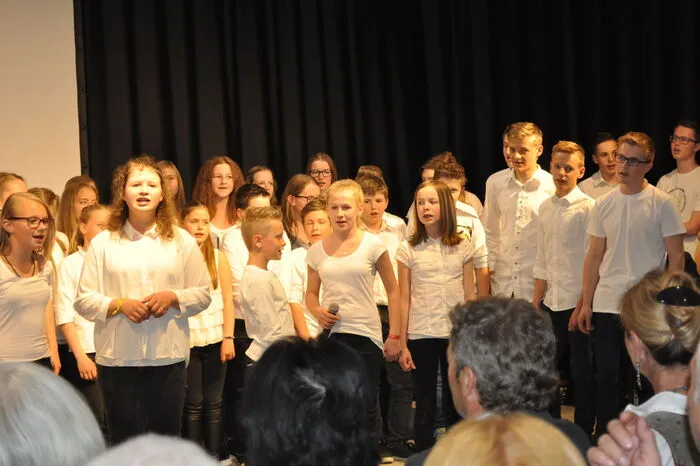 Der Schulchor begeisterte die mitfeiernden Gäste und bekam bei der Veranstaltung die Auszeichnung "Singende, klingende Schule" überreicht.