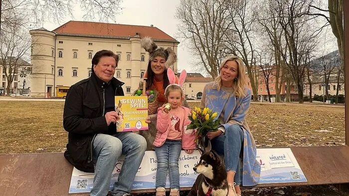 Stadtmarketing-Team bereitet Osteraktion für Spittal vor: Willi Koch, Daniela Pirker (Mitarbeiterin Stadtmarketing) mit Tochter Ellena und Evelyn Köfer (von links)