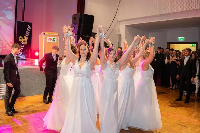 Ein besonderer Höhepunkt war die Mitternachtseinlage, die ganz im Zeichen des Sports und einer modernen Interpretation von „Schneewittchen“ stand. Mit einer energiegeladenen Show rund um ein Football-Spiel – Cheerleader und ein hoch motiviertes Lehrerteam inklusive – zeigten die jungen Leute Kreativität und Teamgeist. 