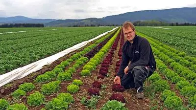 Romed Wopfner auf seinem Gemüseacker auf dem Krappfeld