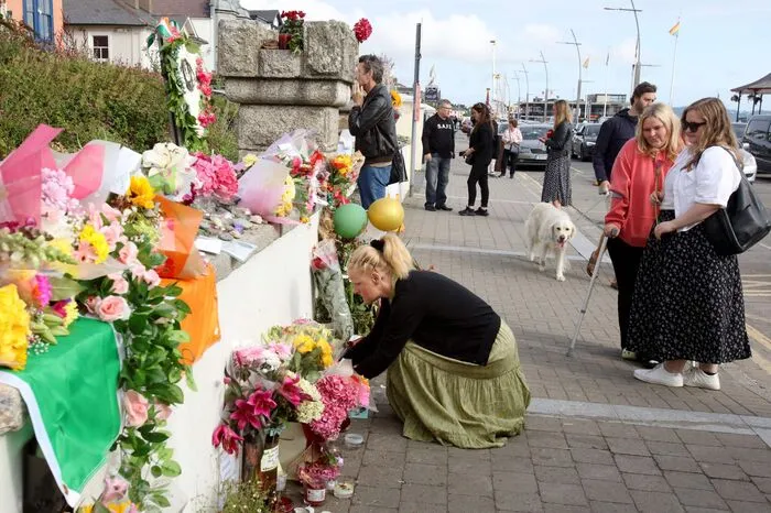 Vor ihrem Haus wurden Blumen, Nachrichten und irische Fahnen niedergelegt.