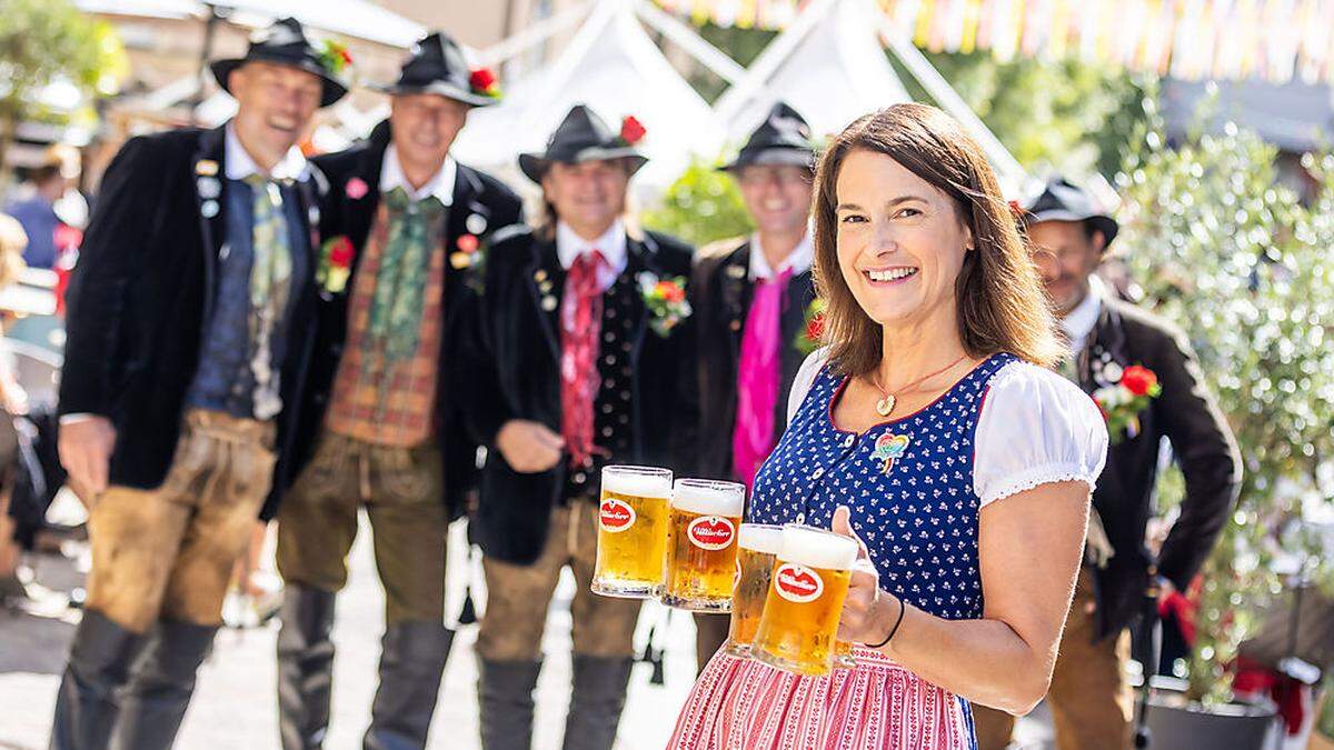 Ines Peschke serviert Bier und Kirchtagssuppe in der Caffè-Latte-Bar