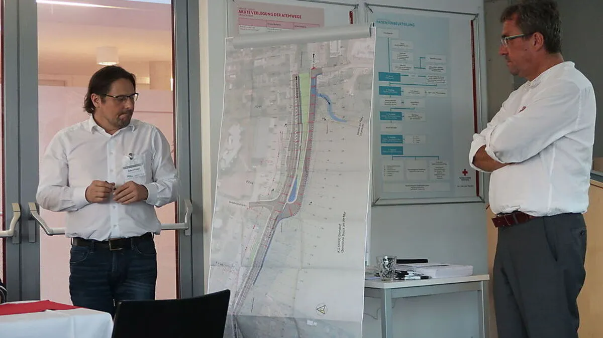 Bürgermeister Peter Koch (r.) und Robert Pichler vor dem Plan für die Auffahrt 