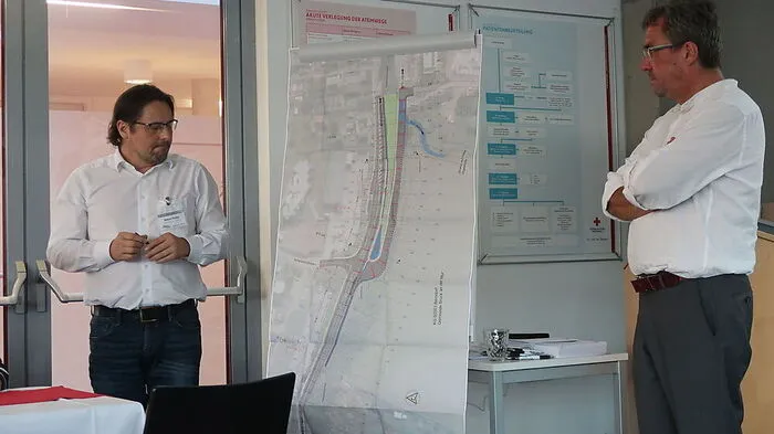 Bürgermeister Peter Koch (r.) und Robert Pichler vor dem Plan für die Auffahrt
