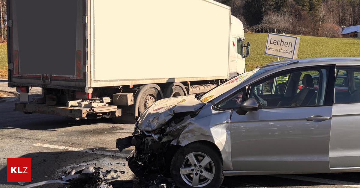 Auto-krachte-in-Lkw-Zwei-Personen-bei-Auffahrunfall-verletzt