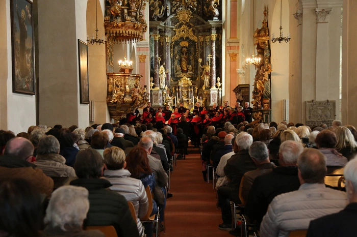 Die Kirche in Stift Griffen war randvoll mit einem erwartungsvollen Publikum, die nach zahlreichen Rückmeldungen nach dem Konzert mehr als erfüllt worden waren.