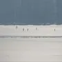 Eisläufer auf der nicht freigegebenen Eisfläche