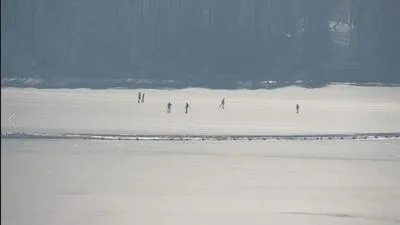 Eisläufer auf der nicht freigegebenen Eisfläche