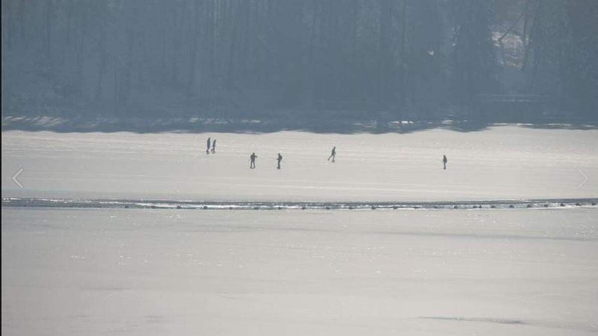 Eisläufer auf der nicht freigegebenen Eisfläche