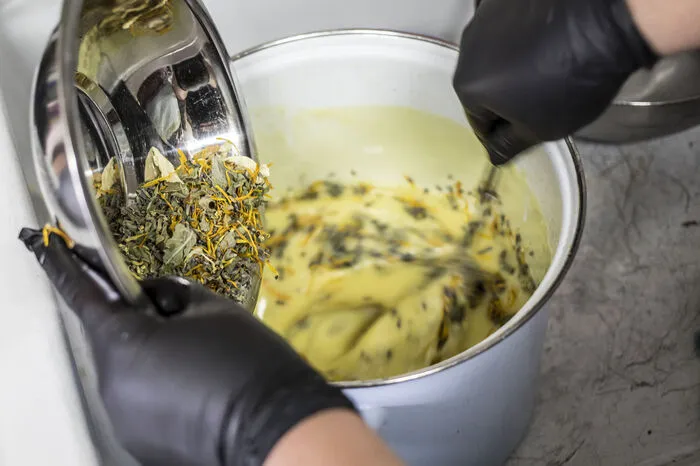 Kräuter in der Seife sorgen für ein sanftes Peeling beim Duschen.