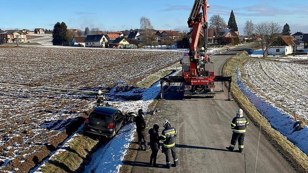 16 Florianis samt Kran waren zur Bergung ausgerückt