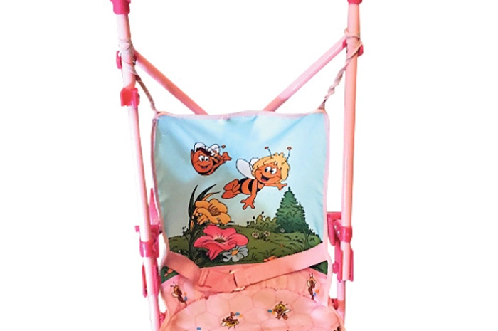 Eine waschechte Puppenmutti braucht natürlich auch einen Buggy, damit sie mit ihrem Schatz spazieren gehen kann. Solche kleinen, leichten Buggys bekommt man mittlerweile in jedem gut sortierten Spielzeuggeschäft ab 15 Euro aufwärts. Am Flohmarkt wurde dieser Buggy mit der flotten Biene Maja um 4 Euro erstanden.