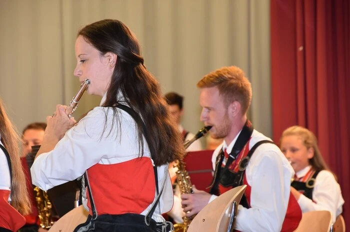 Kapellmeister Laurenz Jandl hatte mit seiner Kapelle – 42 aktive Musikerinnen und Musiker – für das Konzert ein breites Programm vorbereitet.