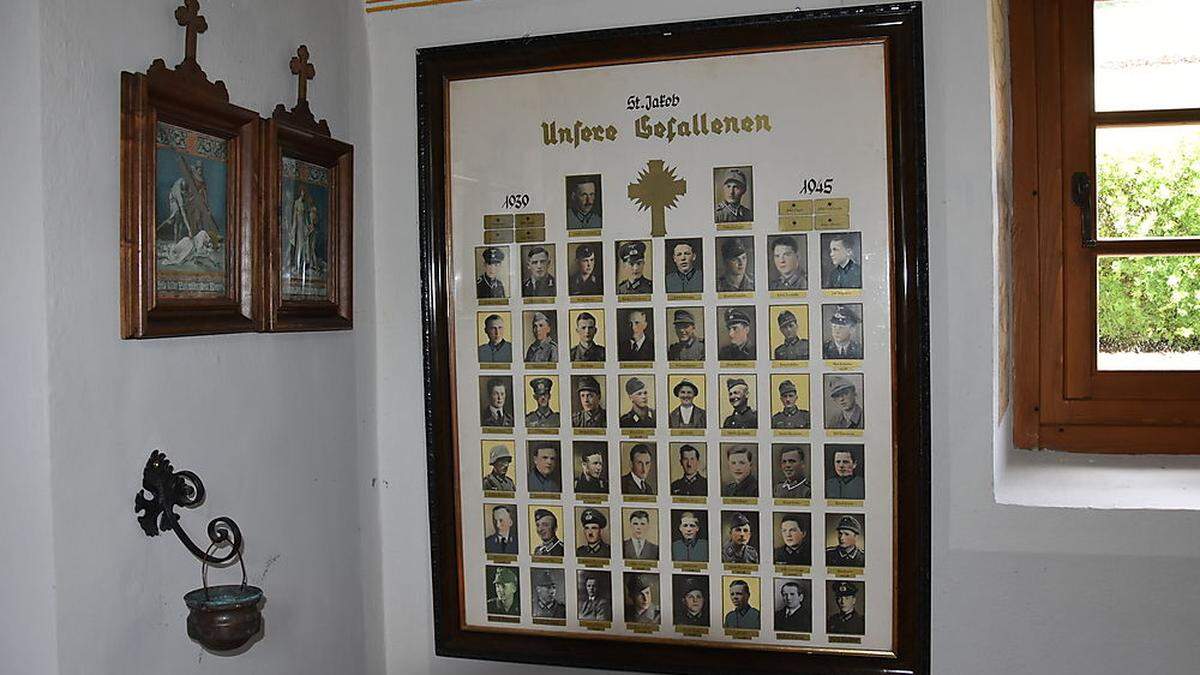 Diese Gedenktafel, auf der auch Soldaten in SS-Uniform abgebildet sind, wurde aus der Kirche entfernt