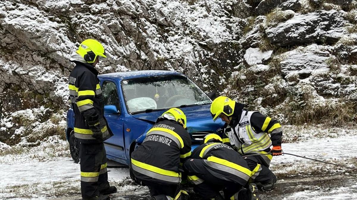 Die Autofahrerin kam von der schneeglatten Fahrbahn ab