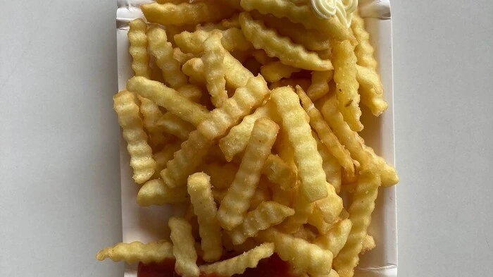 Ragnitzbad Knusprigkeit: 5/5Salzigkeit: 4/5 Fettigkeit: 4/5Saucen: Ketchup &amp; Mayonnaise (+50 Cent) Anzahl: 85 Preis: 3,80 Fazit: Das Ragnitzbad hat als einziges geriffelte Pommes im Sortiment. Sie sind sehr angenehm salzig und perfekt knusprig, aber leider ist auch hier die Saucen-Positionierung nicht ideal. Mit 3,80 Euro und 50 Cent extra für Mayonnaise sind sie außerdem die teuersten Pommes im Test.