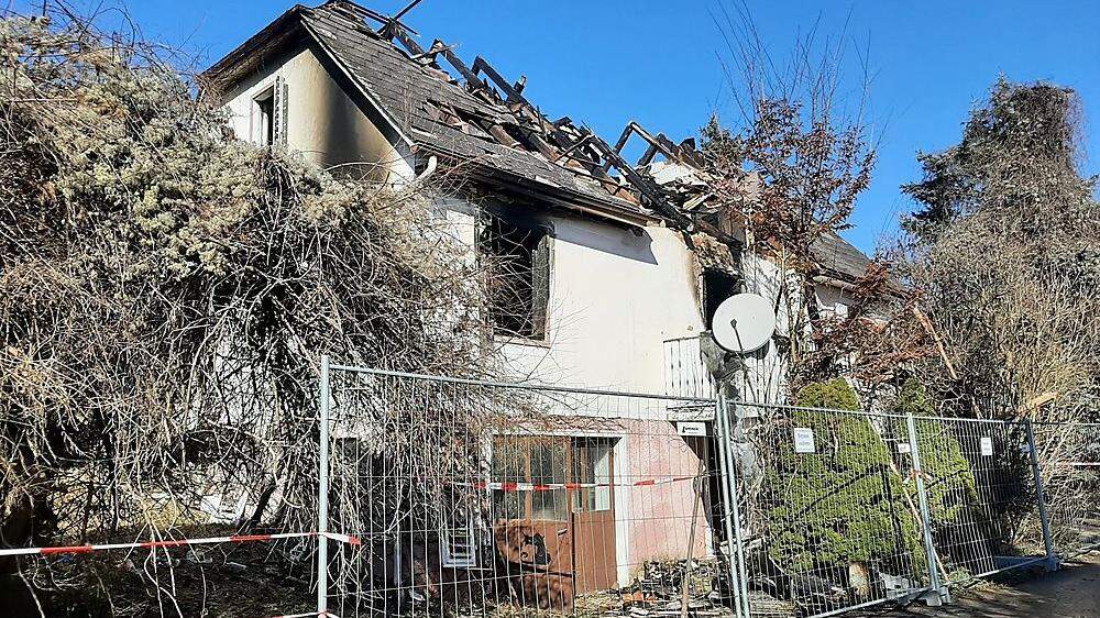 Das Haus ist nach dem Brand unbewohnbar