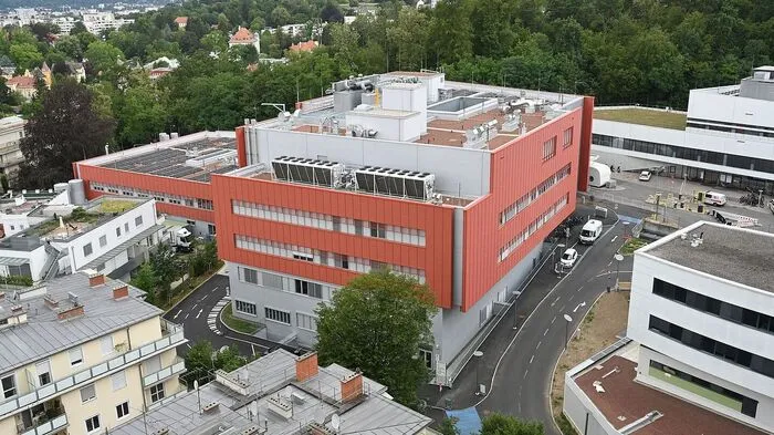 Im aktuell eröffneten Bauteil 1 sind das klinikeigene Brustgesundheitszentrum sowie Ultraschall-, CT- und MRT-Bereiche, Angiographie-Anlagen sowie Flächen für Forschung, Lehre und Verwaltung untergebracht. Die Eröffnung des Bauteils 2 folgt im Herbst