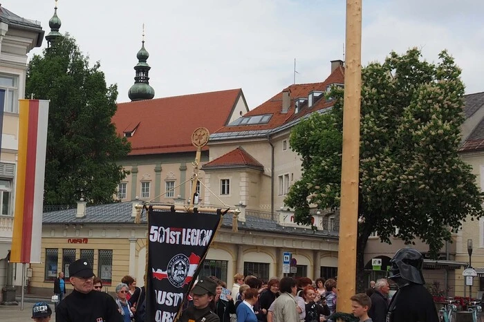 Am Neuen Platz sah dann der "Tanz um den Maibaum" spaciger aus wie gewohnt.