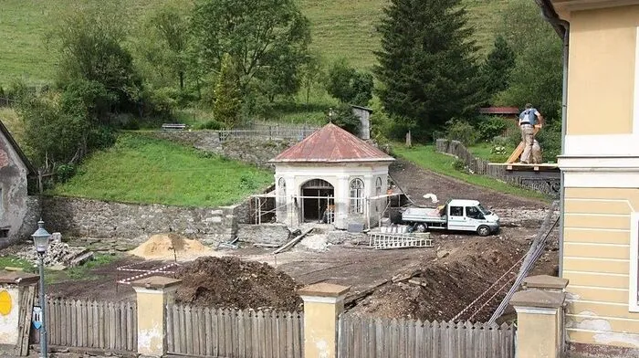 Die Sicherungsarbeiten beim Raithaus, im Garten und beim Markscheidepavillon laufen derzeit in Vordernberg auf Hochtouren
