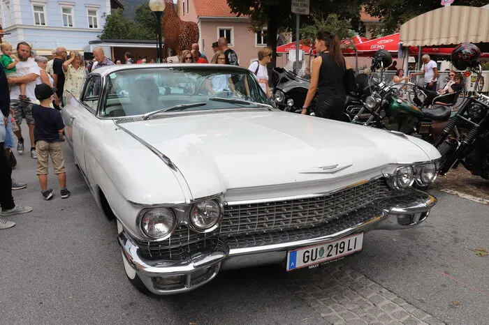 Bei der anschließenden "American Bike &amp; Car Party" durften sich die Besucher auf so manchen "Kult-Schlitten" freuen. 