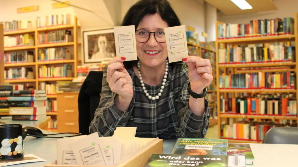 Birgit Ferstl, Leiterin der Stadtbücherei Gleisdorf und leidenschaftliche Hobbygärtnerin, mit den Saatgutsäckchen