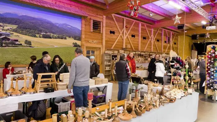 Der Seckauer Alpenadvent hat am Samstag in der stimmungsvoll dekorierten Alpeneventhalle der Familie Offenbacher wieder seine Tore weit geöffnet – und mit ihnen eine Welt voller Handwerkskunst, Vorfreude und echter Adventstimmung.