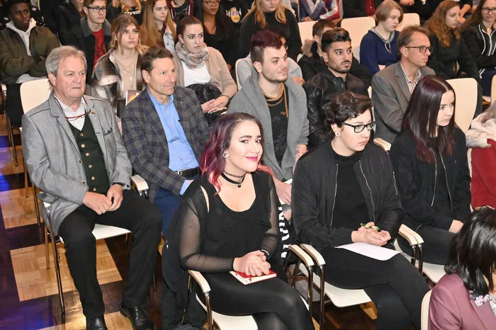 Rund 250 Schülerinnen und Schüler der Fachberufsschule Spittal mit Lions-Mitgliedern als aufmerksame Zuhörer.
