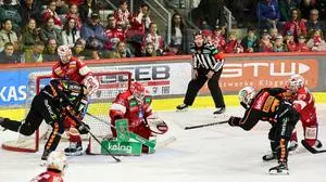 KLAGENFURT,AUSTRIA,26.SEP.25 - ICE HOCKEY - ICE Hockey League, Klagenfurter AC vs Graz 99ers. Image shows Florian Vorauer (KAC) and Lukas Haudum (99ers). Photo: GEPA pictures/ Matic Klansek