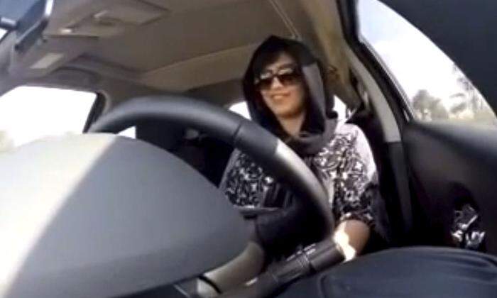 Loujain al-Hathloul beim Autofahren 