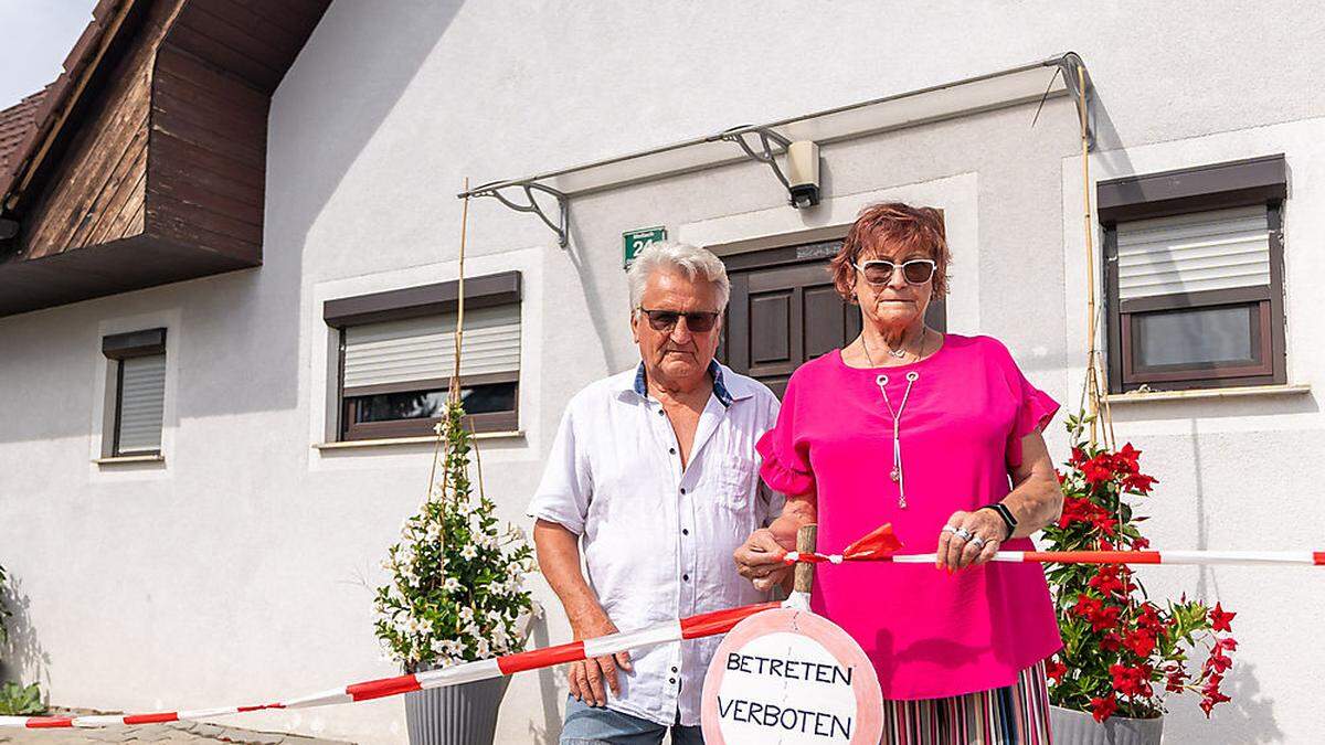 Risse im Haus, kaputte Pflasterung davor: Günter Kern und Gertrud Zupan haben mit Sofortmaßnahmen im Dachgeschoß das Haus gesichert und zur Sicherheit ein &quot;Betreten verboten&quot;-Schild aufgestellt