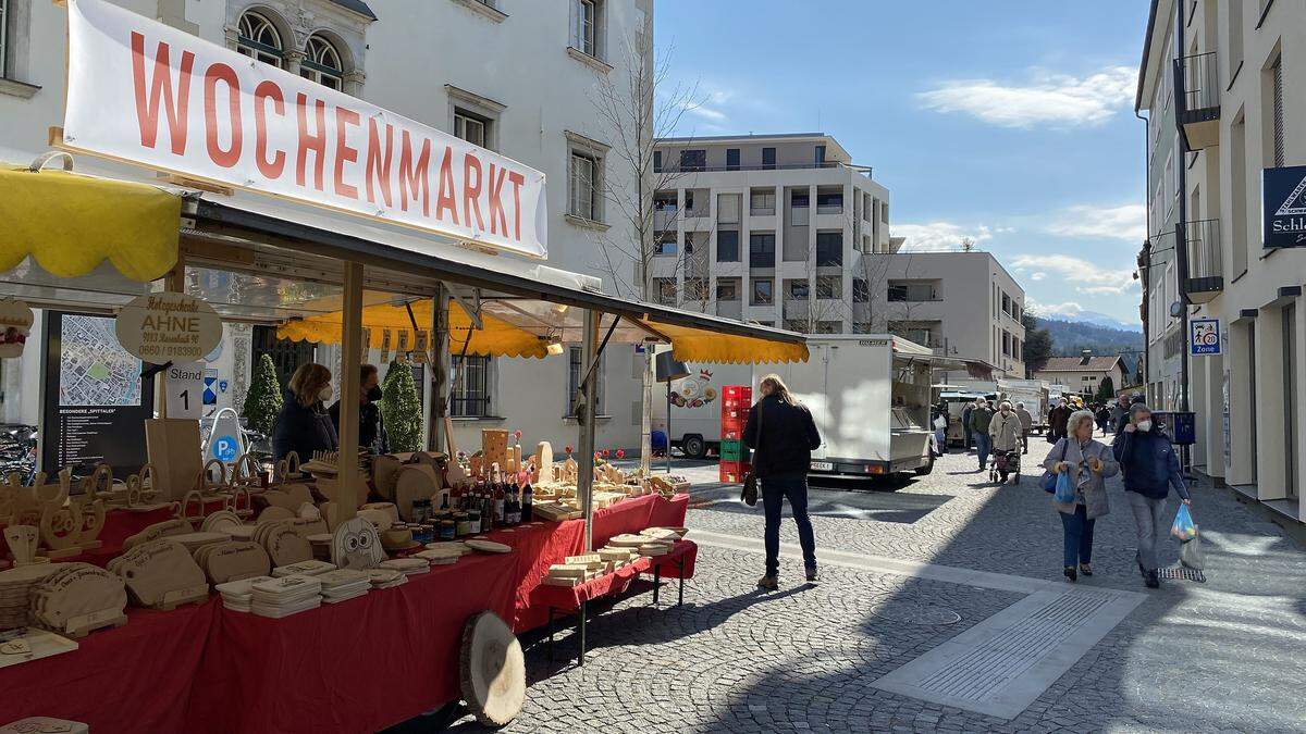 Der EU-Infostand wird am Spittaler Wochenmarkt aufgestellt 