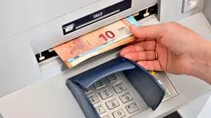 Noch schnell Bargeld abheben . Am Geldautomaten in der Bank. Bad Reichenhall Bayern Deutschland *** Still quickly withdraw cash At the ATM in the bank Bad Reichenhall Bavaria Germany Copyright: xRolfxPossx