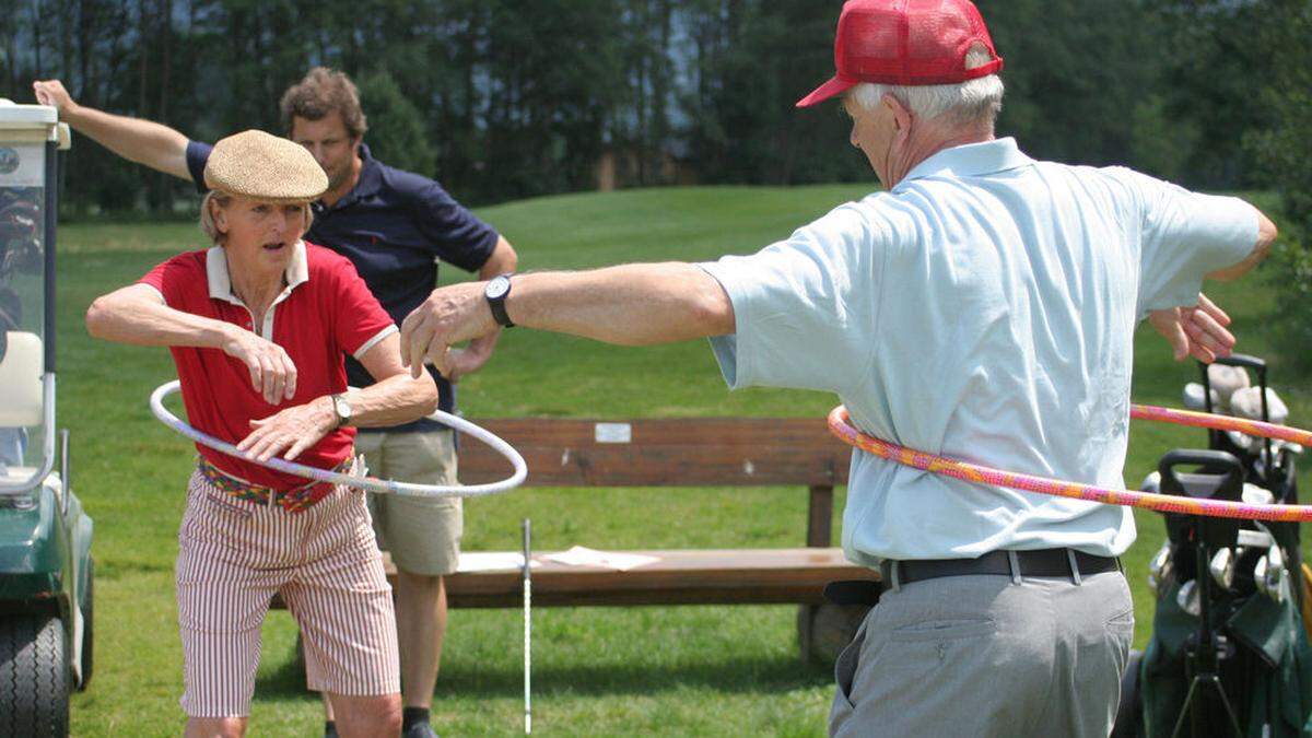 Beim allerersten „Golfen mit Herz“ vor 15 Jahren ging es heiter zu. Die Teilnehmer waren für jeden Spaß zu haben und machten auch mit Hula-Hoop-Reifen eine gute Figur am Platz