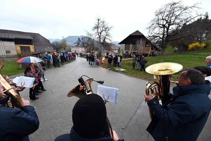 Das Fackeltragen ist ein Osterbrauch, der seit Generationen in Gösseling gepflogen wird.
