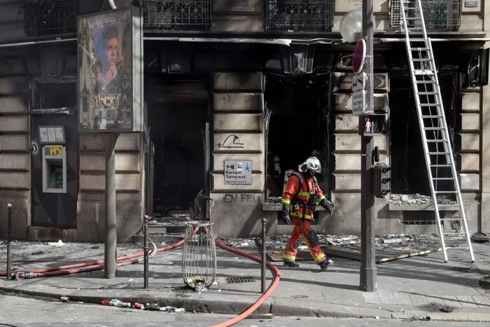 Die Mutter und ihr Kind befanden sich den Angaben zufolge im zweiten Stock und wurden von Feuerwehrleuten in Sicherheit gebracht. "Die Personen, die diese Tat begangen haben, sind weder Demonstranten noch Randalierer, sie sind Mörder", erklärte Castaner via Twitter.