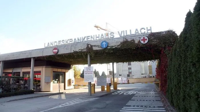 Gegenüber vom Haupteingang soll das Parkhaus entstehen