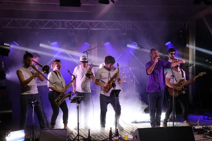 Sänger Jakob Stiedl mit seiner neunköpfigen Band "Prohaska". 