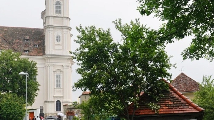 Am Ende des Papst-Franziskus-Pilgerweges, am Vorplatz der Basilika am Weizberg, wurde die Papst-Franziskus-Nische feierlich gesegnet.